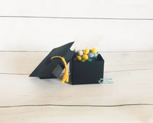 Cargar imagen en el visor de la galería, Favores de graduación, caja de golosinas de graduación, caja de gorro de graduación, caja de dulces de graduación

